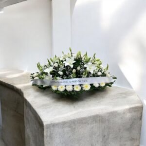 Cubrecaja Fúnebre de Lirios Blancos – Homenaje de Paz