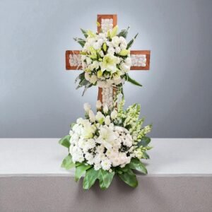Arreglo Fúnebre Cruz con Lirios Blancos – Esperanza y Descanso
