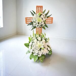 Arreglo Fúnebre Cruz de Madera con Lirios – Paz y Esperanza