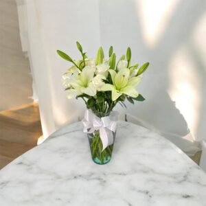 Arreglo Clásico de Lirios Blancos y Rosas