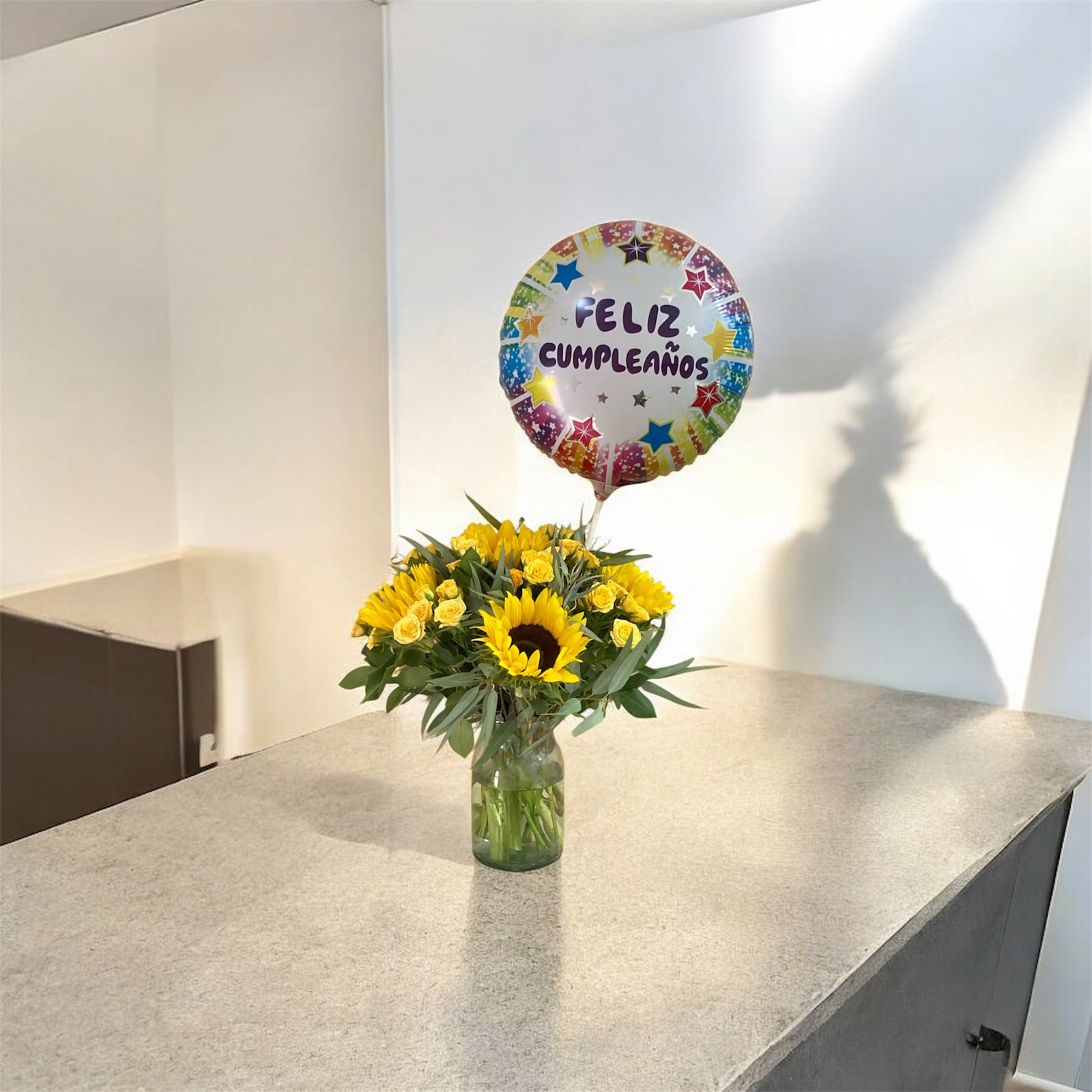Sol Festivo – Arreglo de Girasoles y Rosas con Globo de Cumpleaños