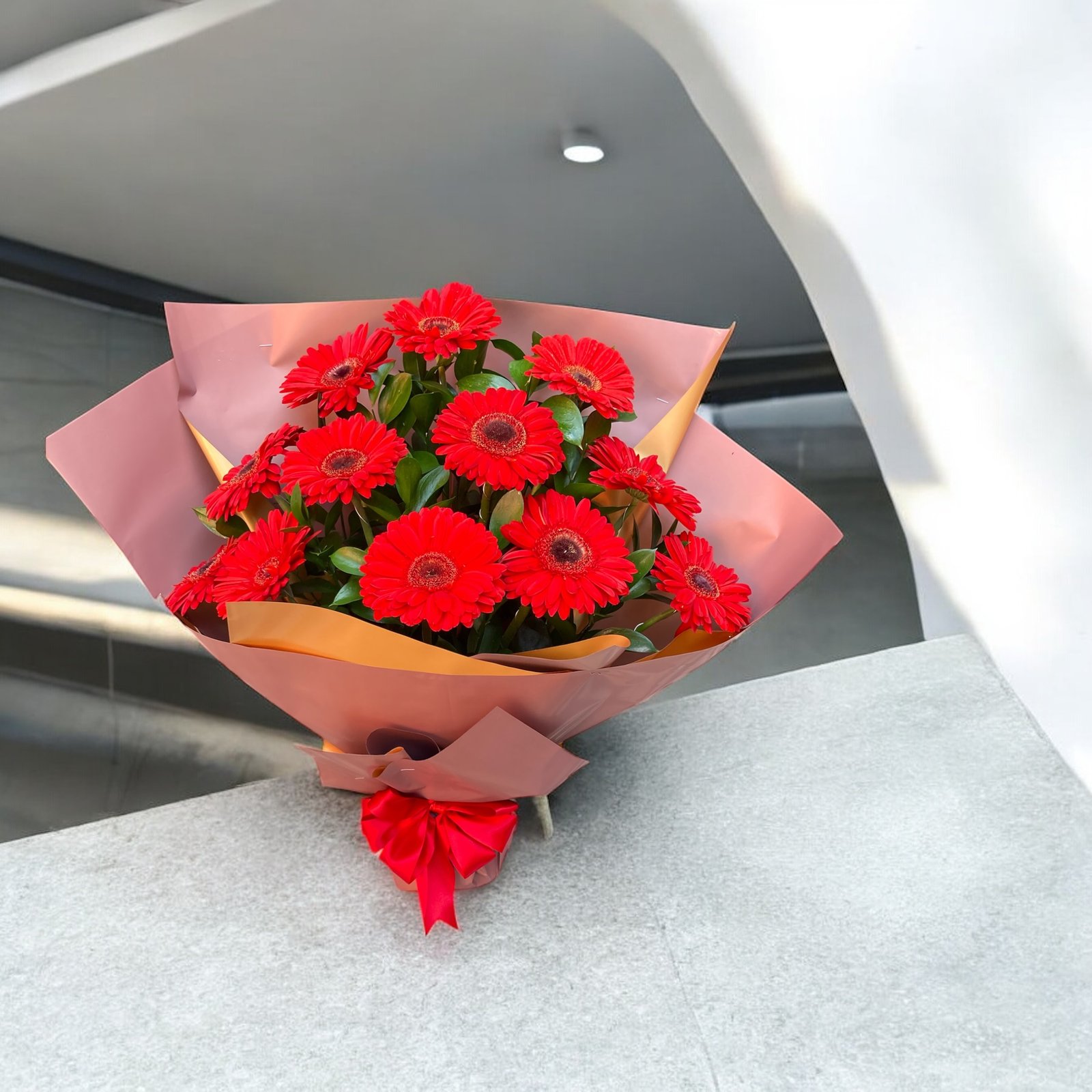 Pasión Vibrante – Ramo de 10 Gerberas Rojas