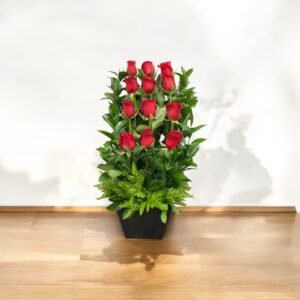 Pasión Clásica – Arreglo Vertical de 12 Rosas Rojas