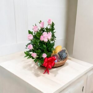Canasta Dulce con Rosas Rosadas y Frutas Frescas
