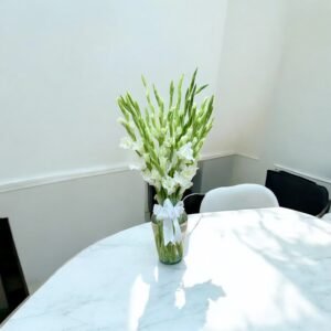 Gladiolas Blancas Elegantes – Arreglo Floral en Florero