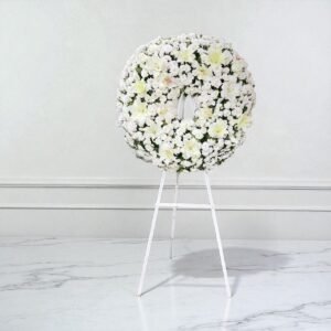 Corona Fúnebre Blanca con Lirios – Paz y Descanso Eterno